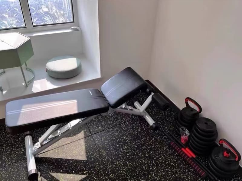 Рулон 6-миллиметровой пароизоляции укладывается на бетонный пол перед укладкой плитки.